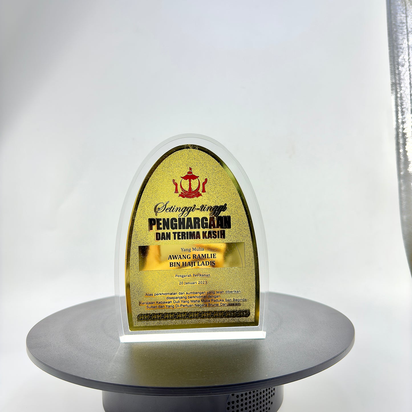 Transparent Resin Paper Weight, Acrylic Paper Weight, Birthday Gift Metal Encapsulated Paper Weight, Commercial Gift/Souvenir. Home Décor.