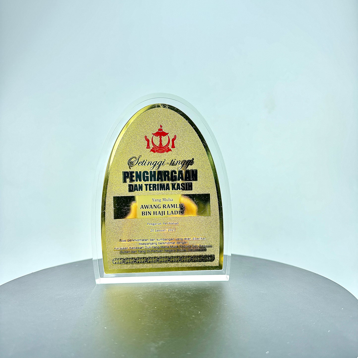 Transparent Resin Paper Weight, Acrylic Paper Weight, Birthday Gift Metal Encapsulated Paper Weight, Commercial Gift/Souvenir. Home Décor.