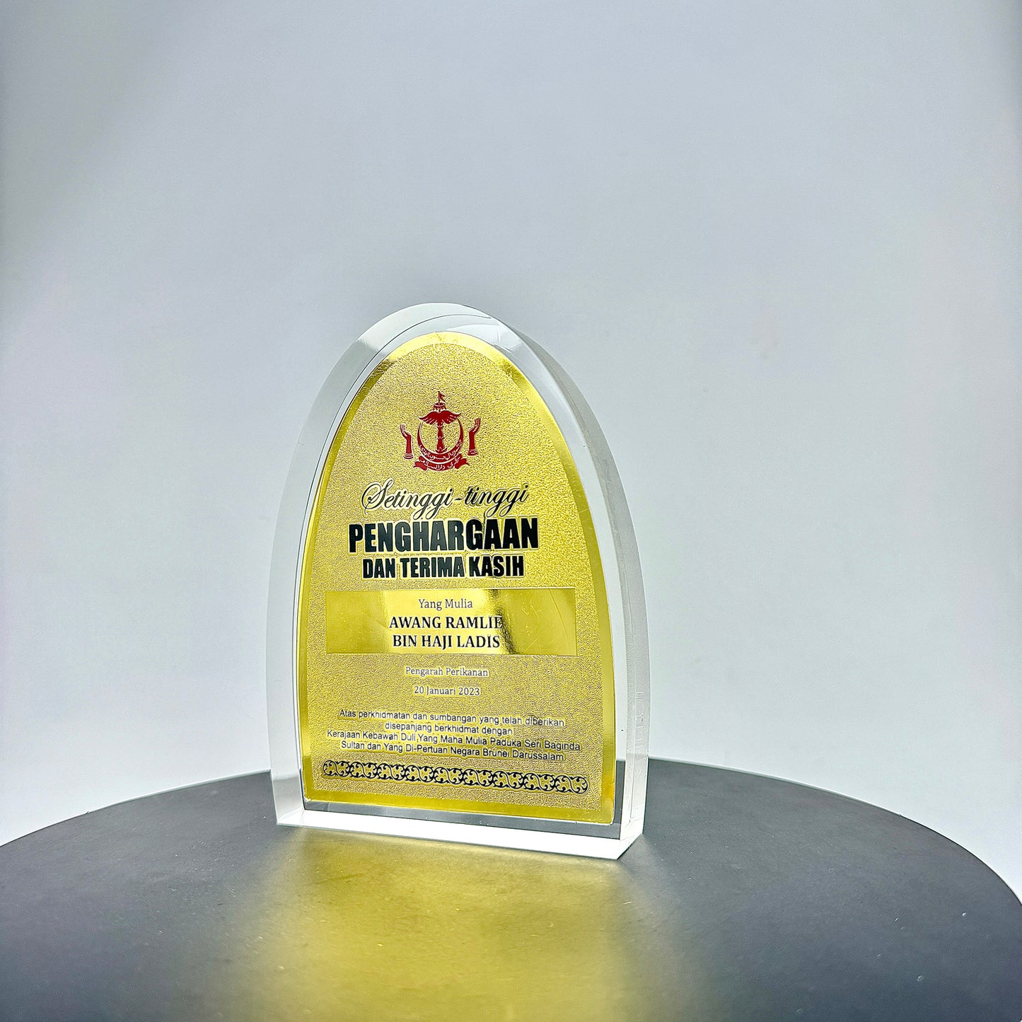 Transparent Resin Paper Weight, Acrylic Paper Weight, Birthday Gift Metal Encapsulated Paper Weight, Commercial Gift/Souvenir. Home Décor.