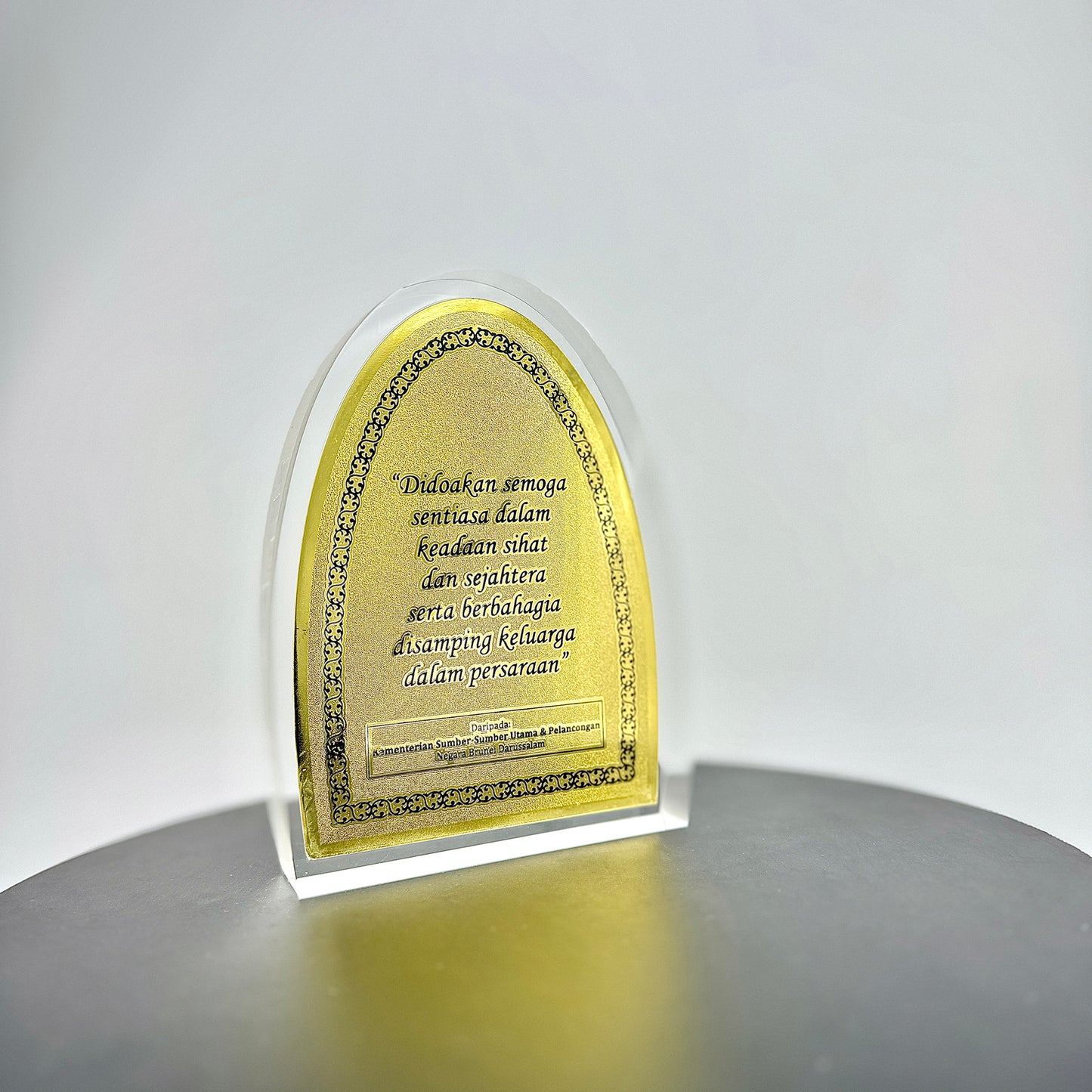 Transparent Resin Paper Weight, Acrylic Paper Weight, Birthday Gift Metal Encapsulated Paper Weight, Commercial Gift/Souvenir. Home Décor.