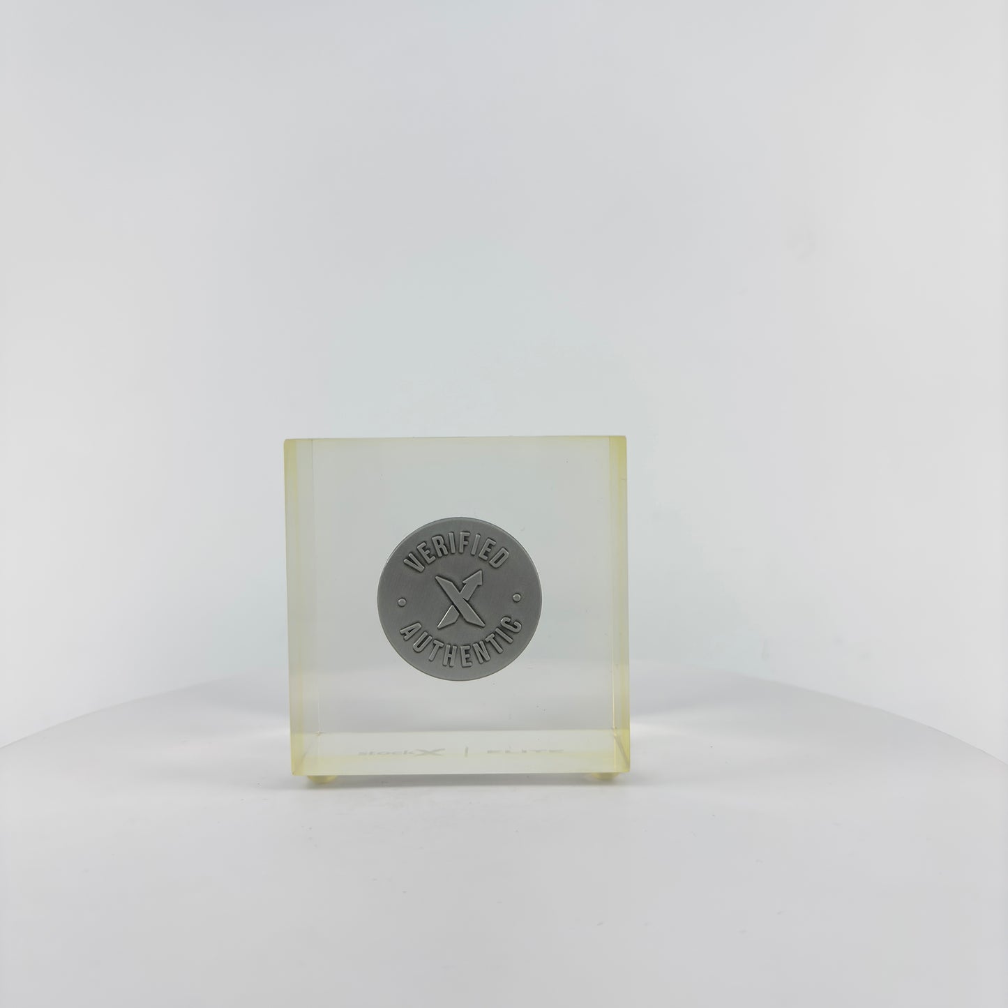 Transparent Resin Paper Weight, Acrylic Paper Weight, Birthday Gift Metal Encapsulated Paper Weight, Commercial Gift/Souvenir. Home Décor.