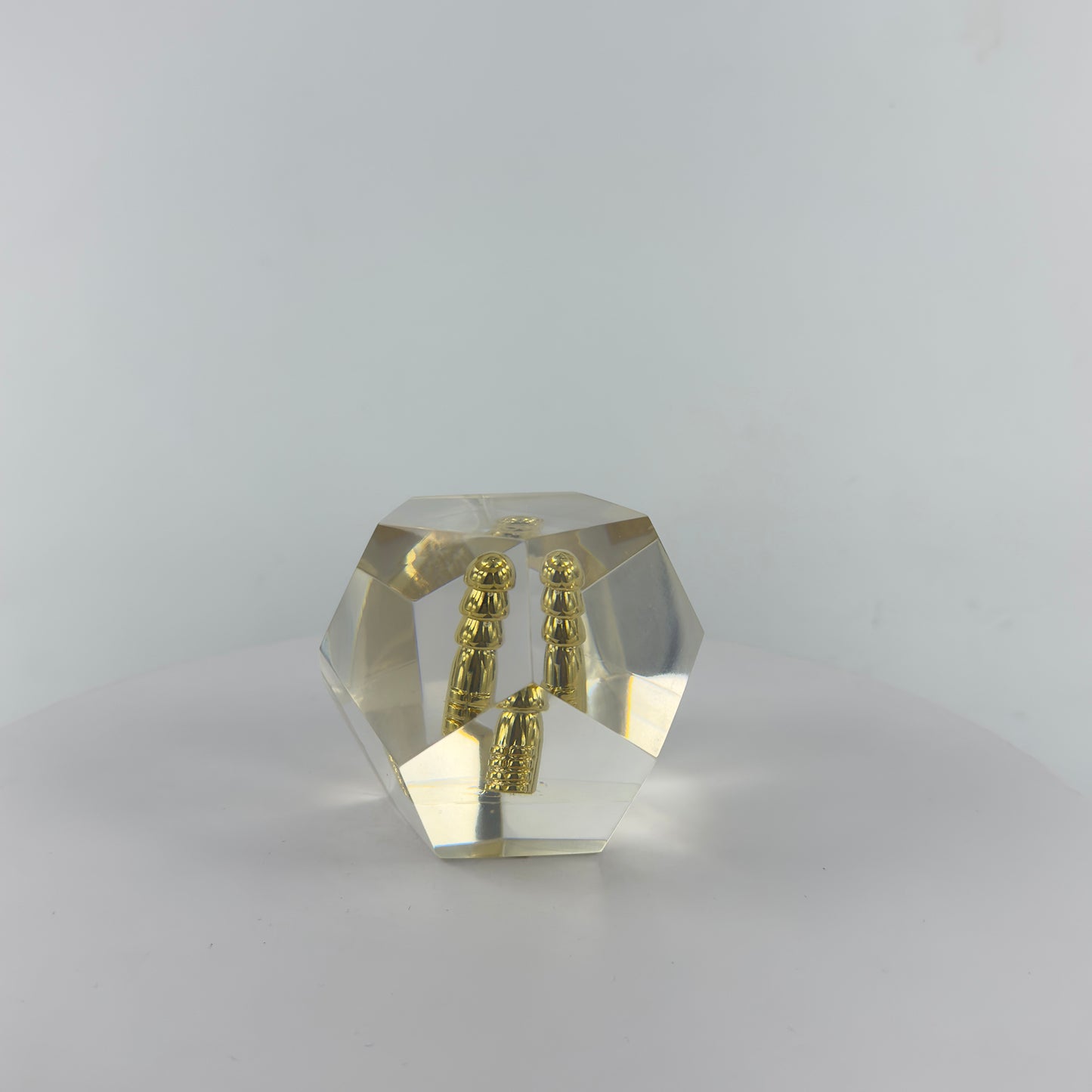 Transparent Resin Paper Weight, Acrylic Paper Weight, Birthday Gift Metal Encapsulated Paper Weight, Commercial Gift/Souvenir. Home Décor.