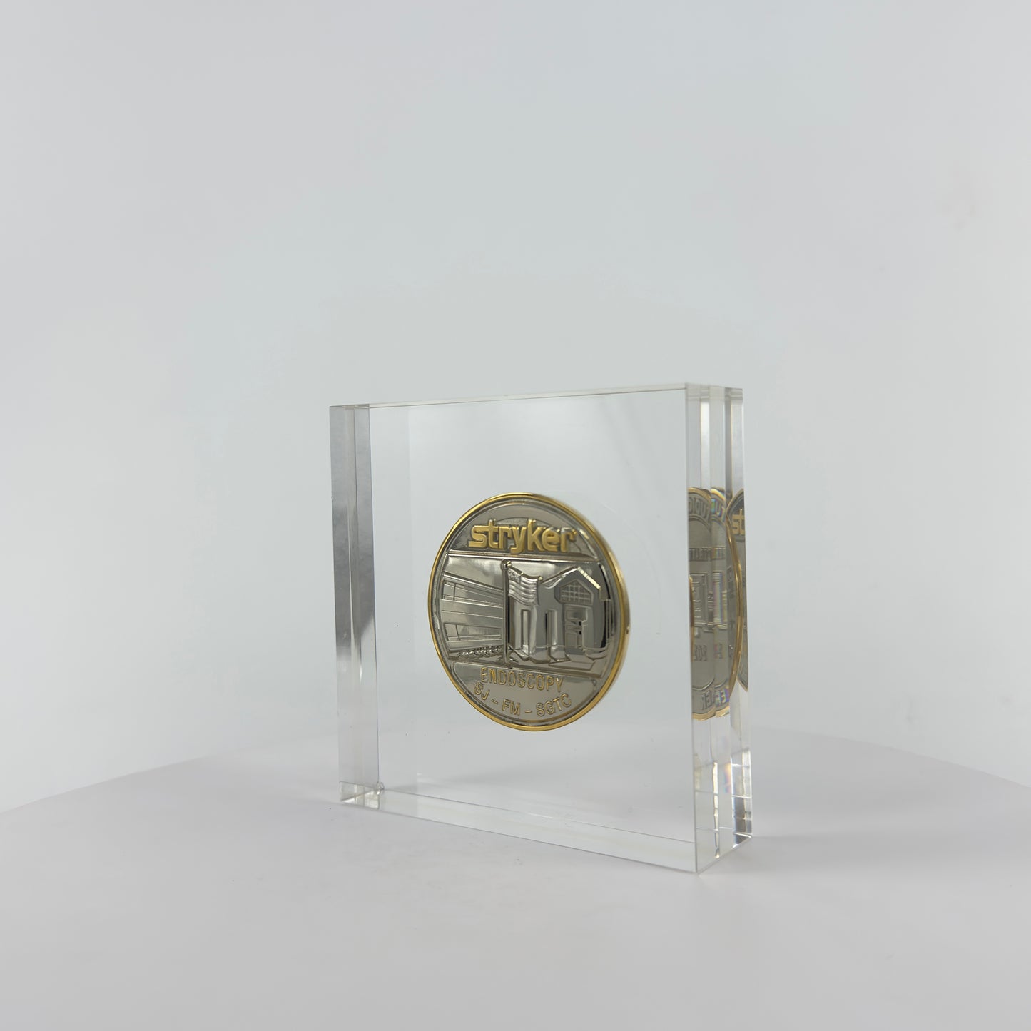 Transparent Resin Paper Weight, Acrylic Paper Weight, Birthday Gift Metal Encapsulated Paper Weight, Commercial Gift/Souvenir. Home Décor.