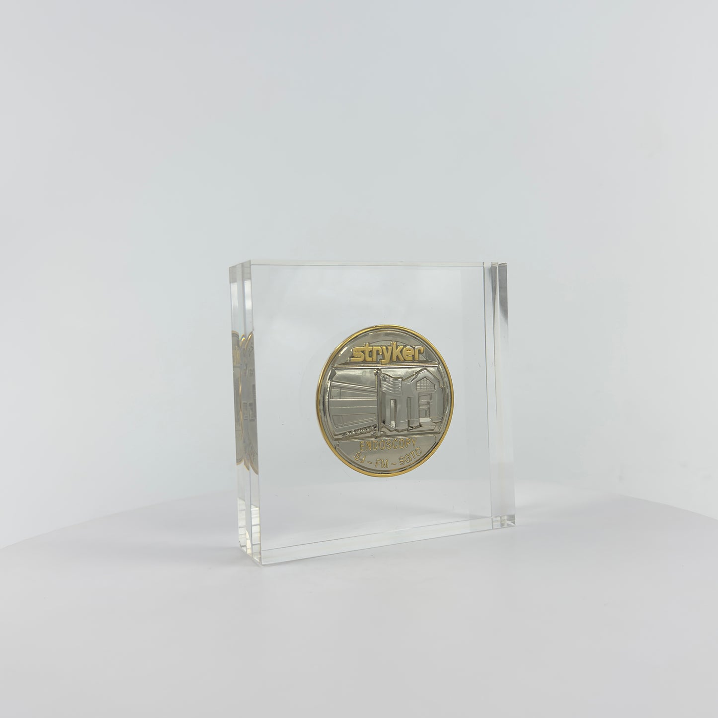 Transparent Resin Paper Weight, Acrylic Paper Weight, Birthday Gift Metal Encapsulated Paper Weight, Commercial Gift/Souvenir. Home Décor.