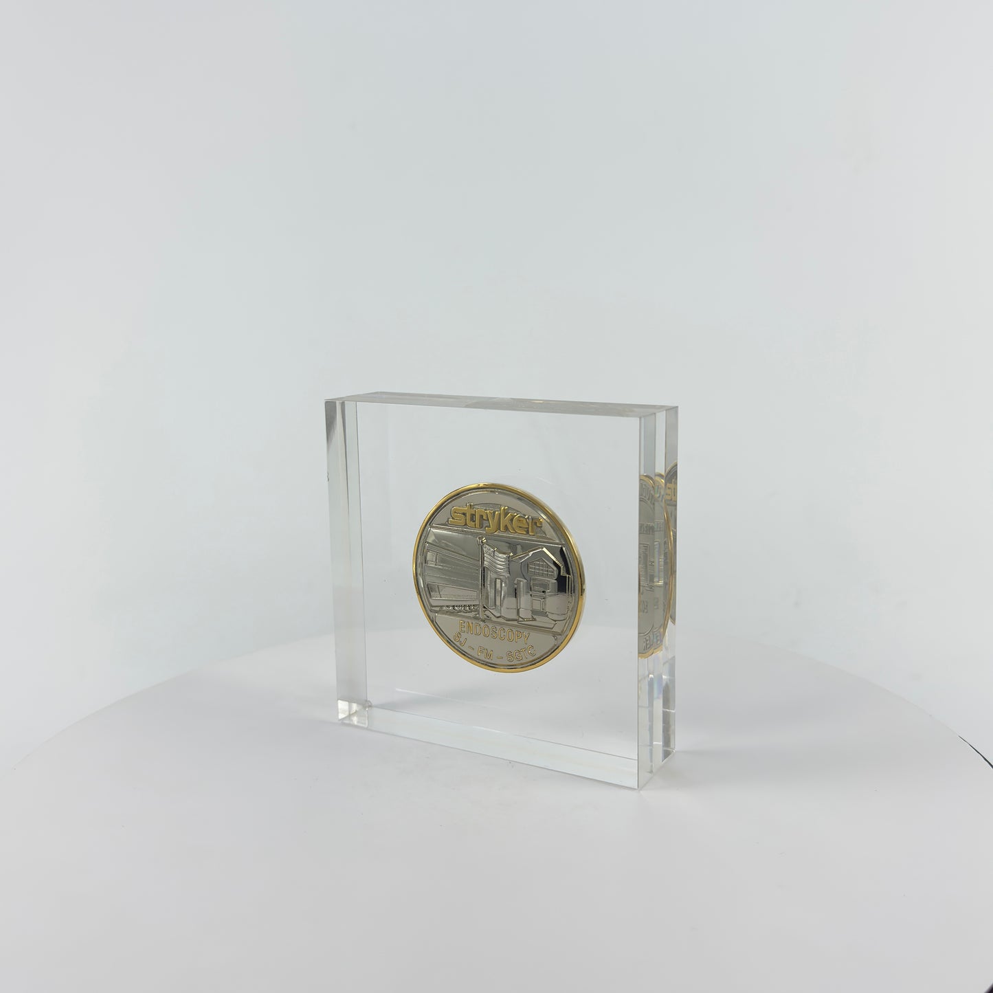 Transparent Resin Paper Weight, Acrylic Paper Weight, Birthday Gift Metal Encapsulated Paper Weight, Commercial Gift/Souvenir. Home Décor.