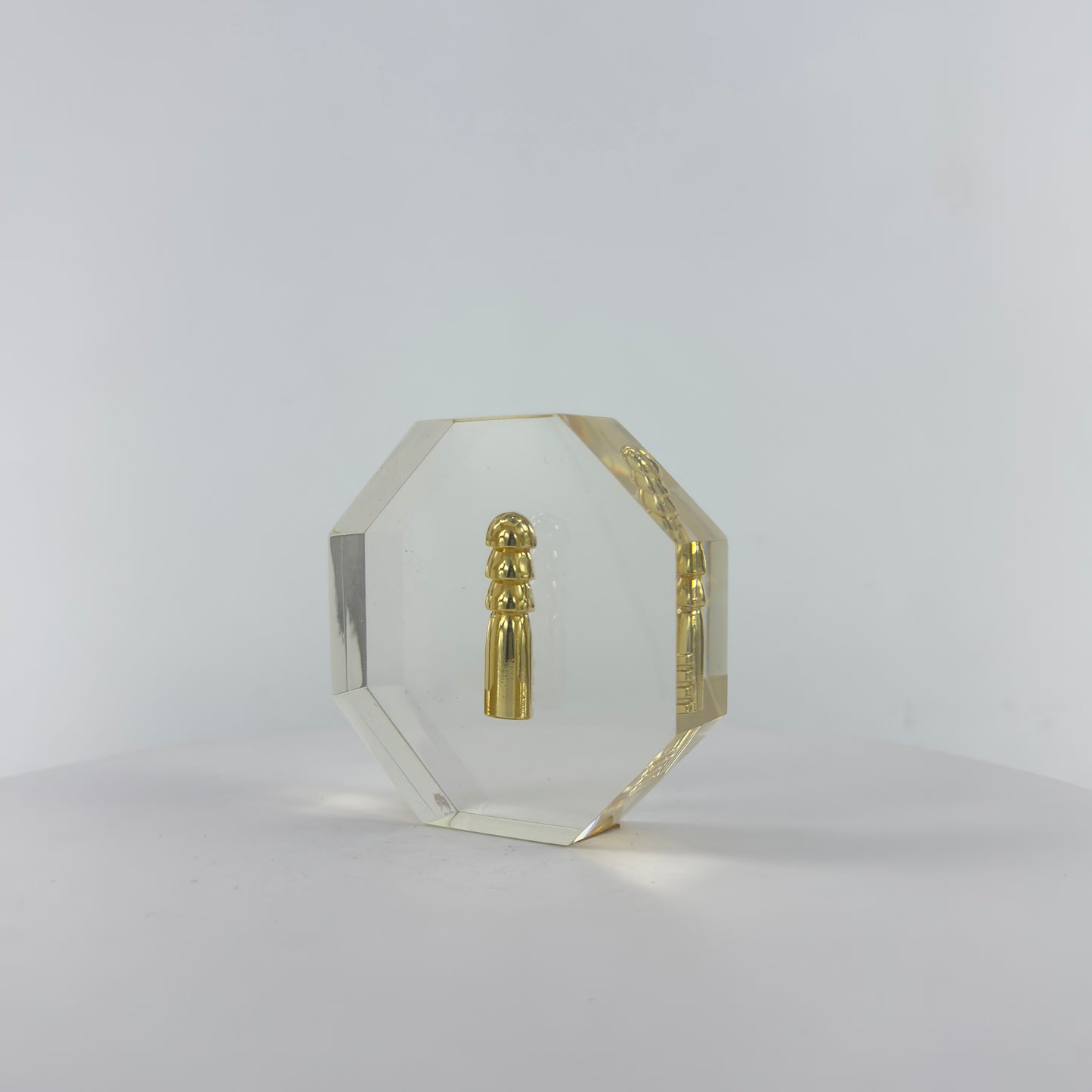 Transparent Resin Paper Weight, Acrylic Paper Weight, Birthday Gift Metal Encapsulated Paper Weight, Commercial Gift/Souvenir. Home Décor.