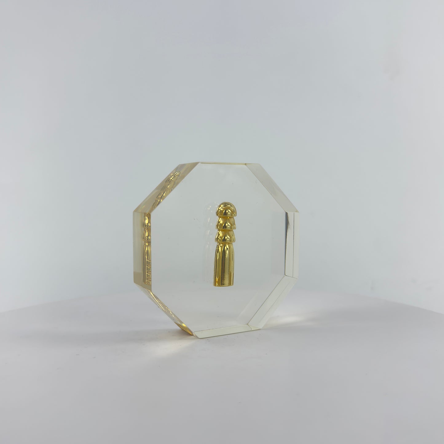 Transparent Resin Paper Weight, Acrylic Paper Weight, Birthday Gift Metal Encapsulated Paper Weight, Commercial Gift/Souvenir. Home Décor.