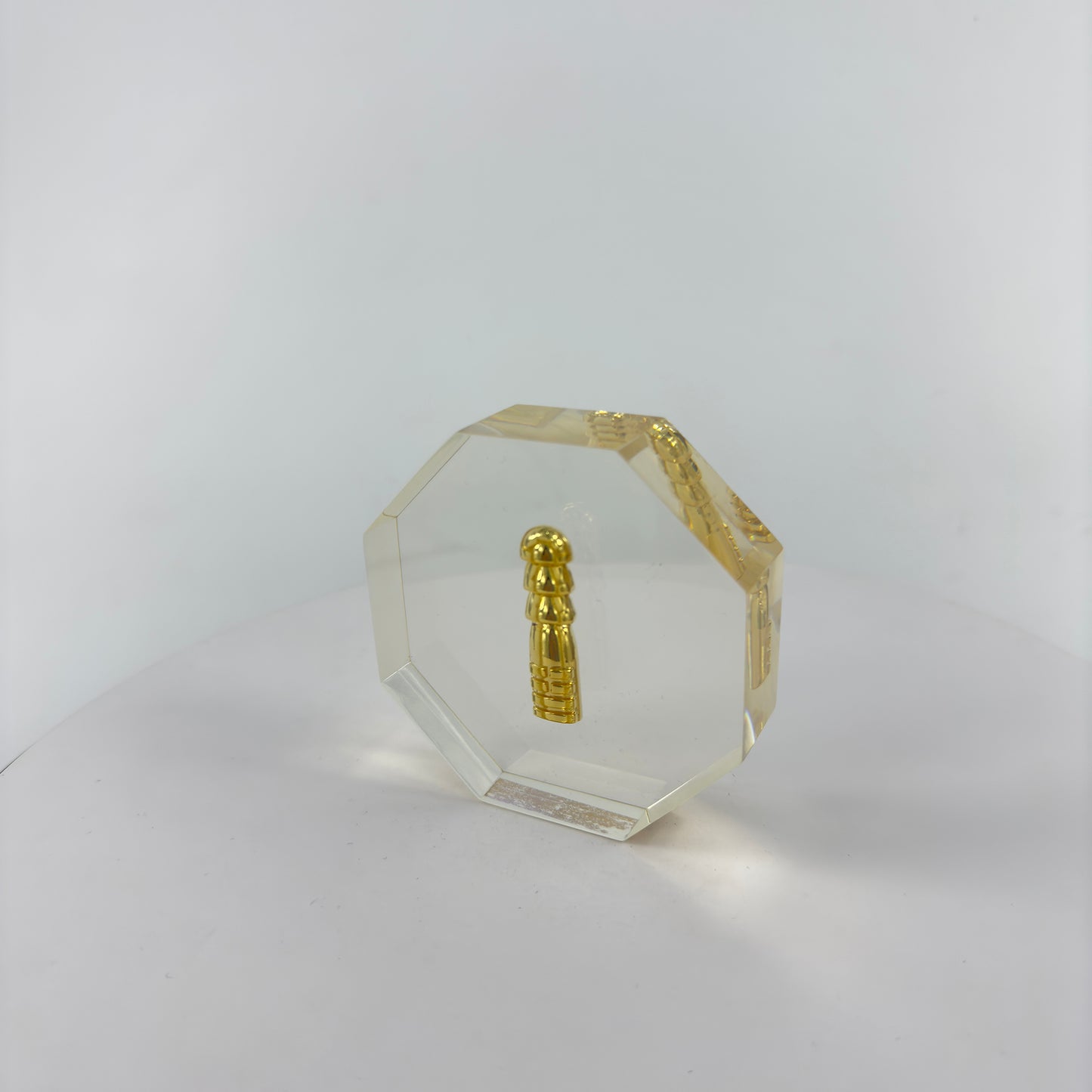 Transparent Resin Paper Weight, Acrylic Paper Weight, Birthday Gift Metal Encapsulated Paper Weight, Commercial Gift/Souvenir. Home Décor.