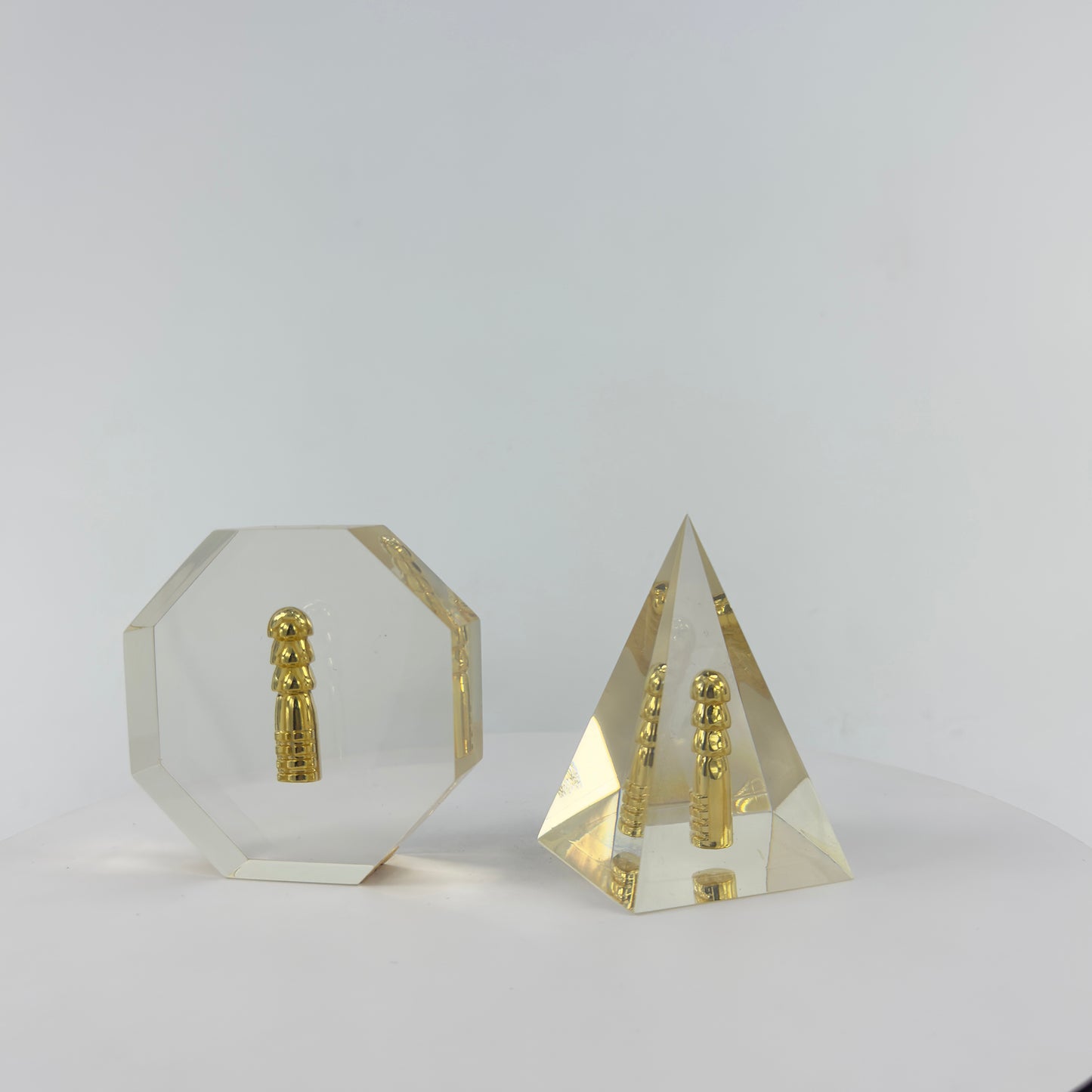 Transparent Resin Paper Weight, Acrylic Paper Weight, Birthday Gift Metal Encapsulated Paper Weight, Commercial Gift/Souvenir. Home Décor.