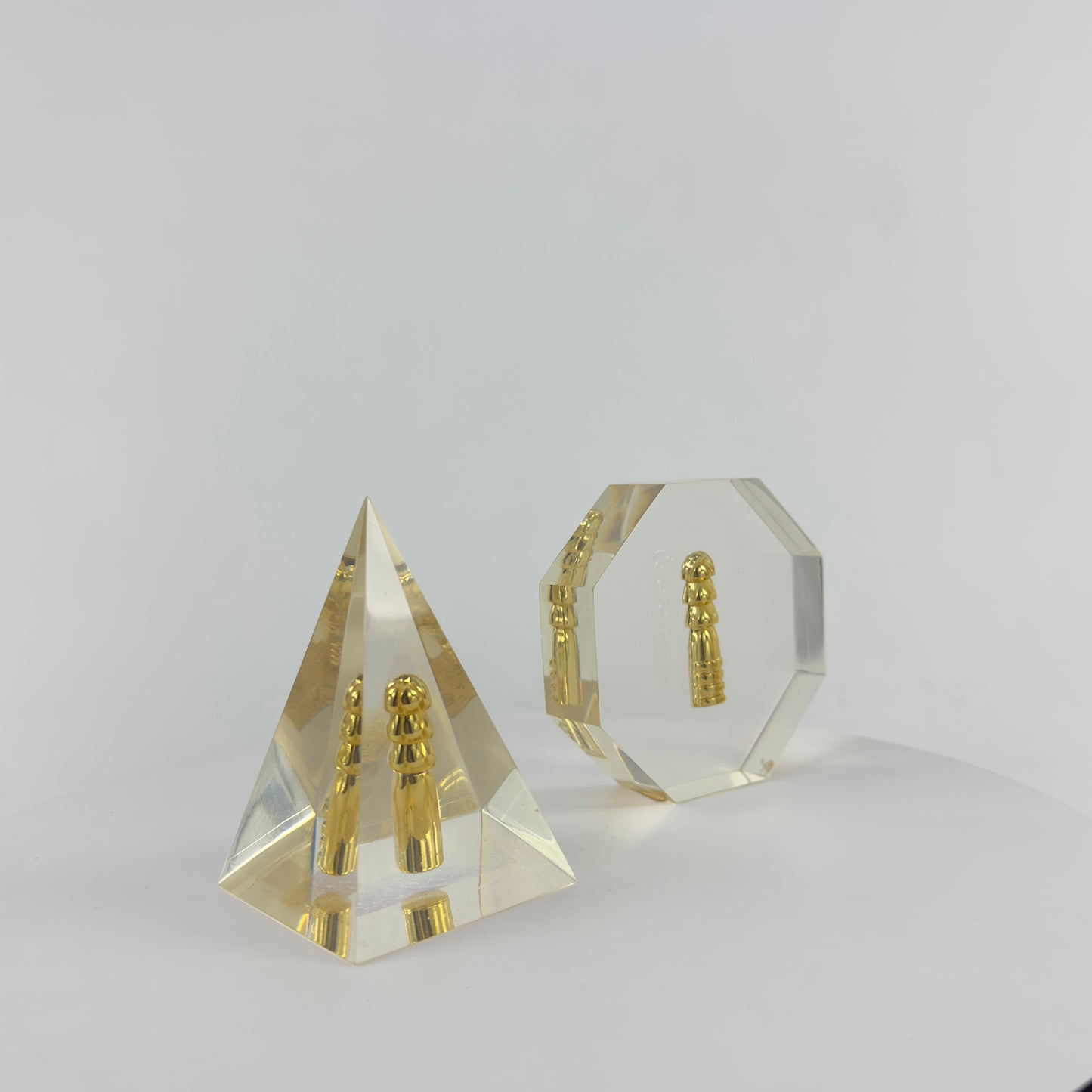 Transparent Resin Paper Weight, Acrylic Paper Weight, Birthday Gift Metal Encapsulated Paper Weight, Commercial Gift/Souvenir. Home Décor.