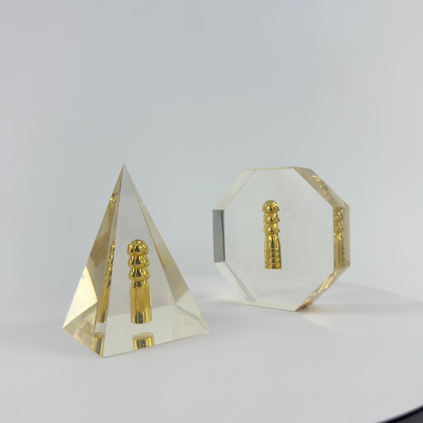 Transparent Resin Paper Weight, Acrylic Paper Weight, Birthday Gift Metal Encapsulated Paper Weight, Commercial Gift/Souvenir. Home Décor.