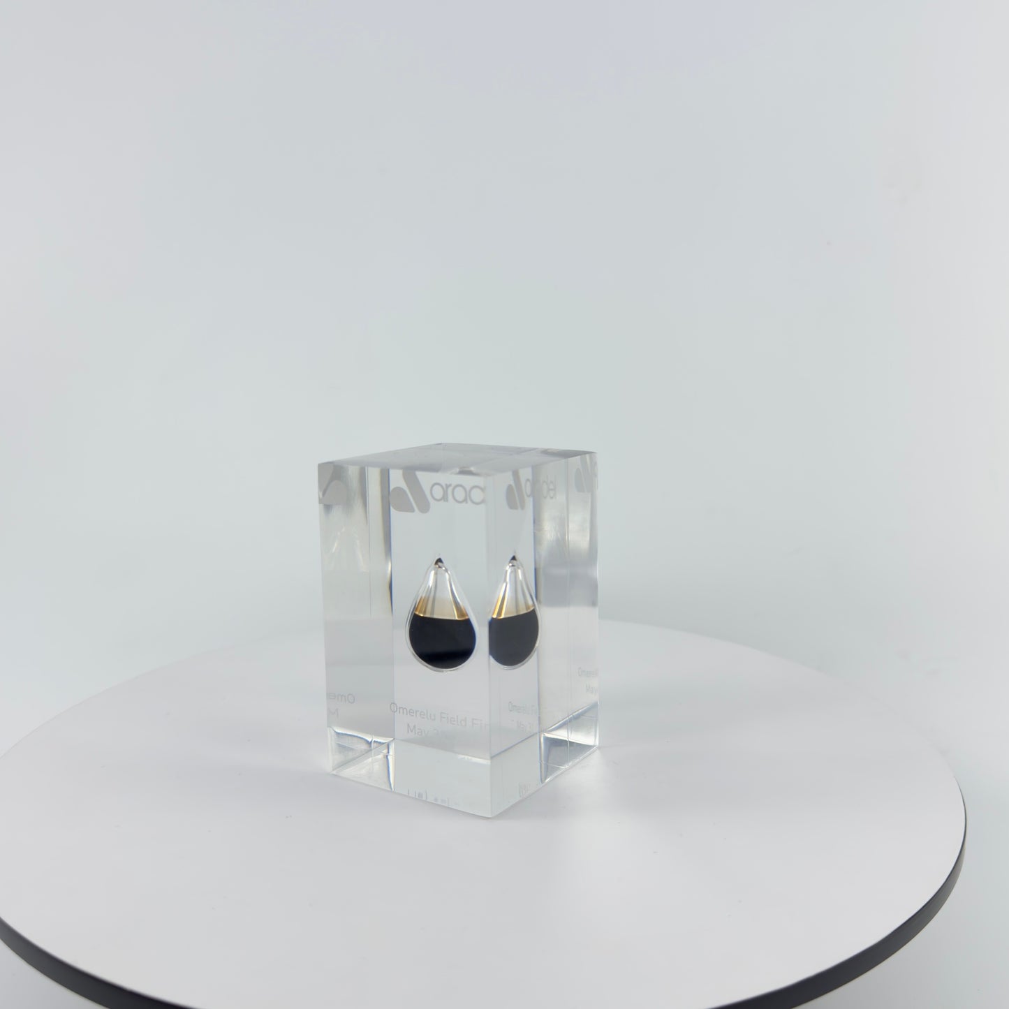 TRANSPARENT PAPER WEIGHT ENCAPSULATED WITH TEAR DROP OIL BOTTLE
