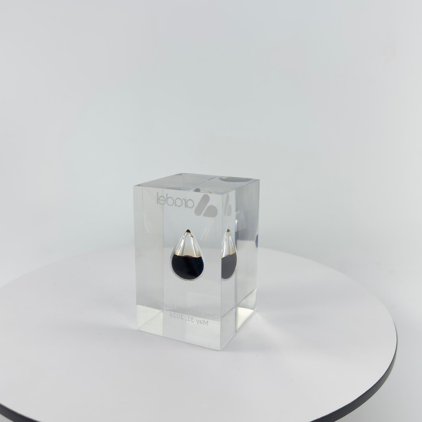 TRANSPARENT PAPER WEIGHT ENCAPSULATED WITH TEAR DROP OIL BOTTLE
