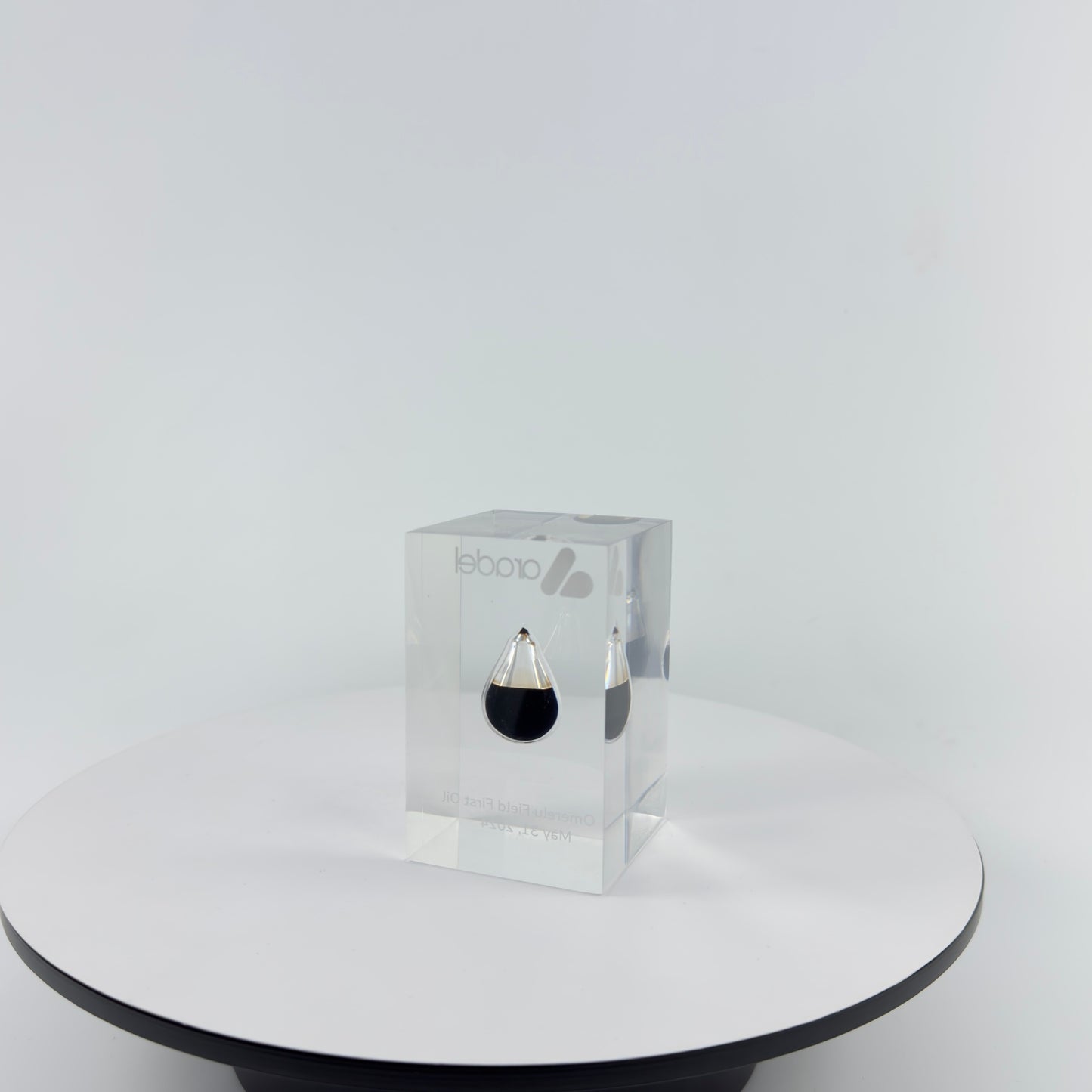 TRANSPARENT PAPER WEIGHT ENCAPSULATED WITH TEAR DROP OIL BOTTLE