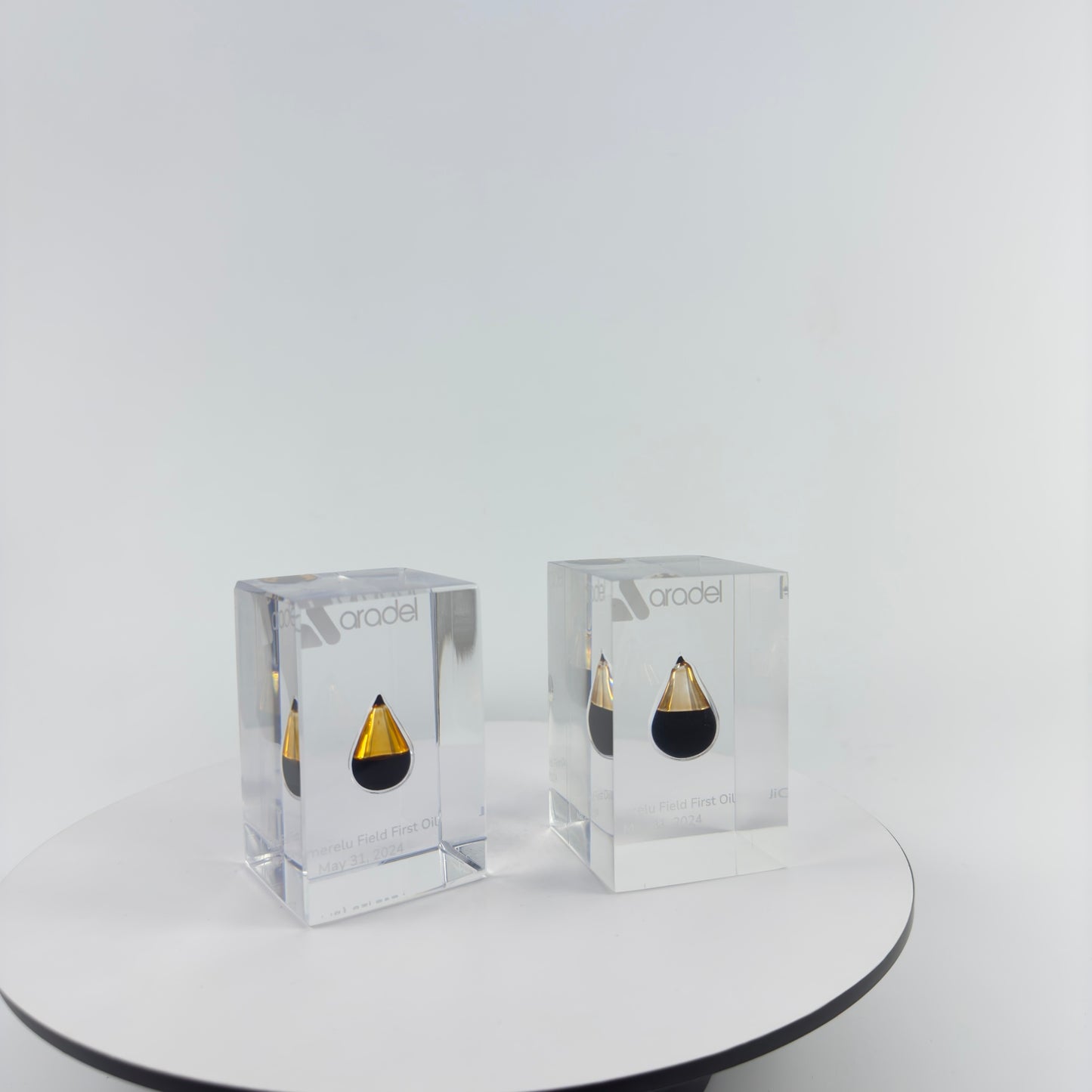 TRANSPARENT PAPER WEIGHT ENCAPSULATED WITH TEAR DROP OIL BOTTLE
