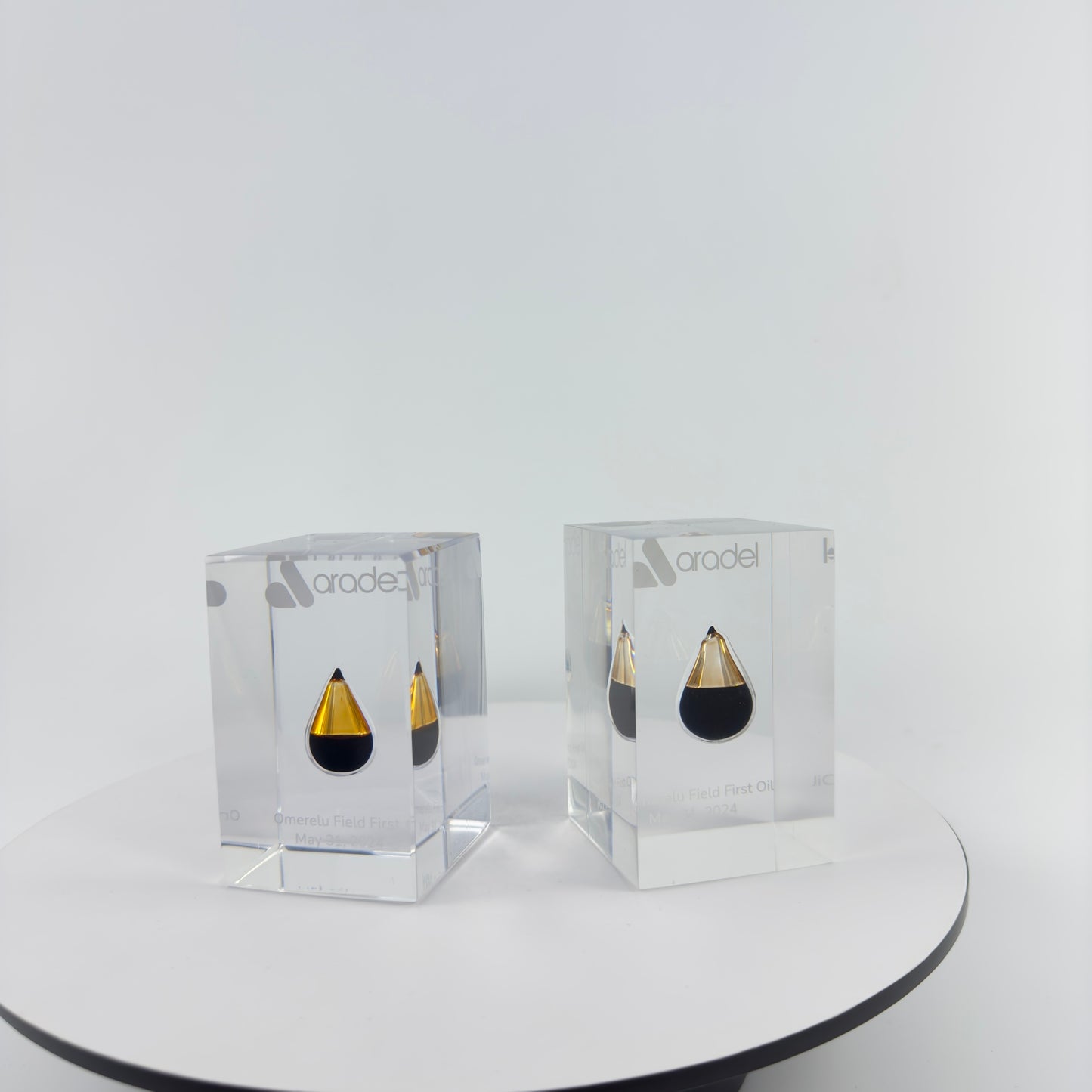 TRANSPARENT PAPER WEIGHT ENCAPSULATED WITH TEAR DROP OIL BOTTLE