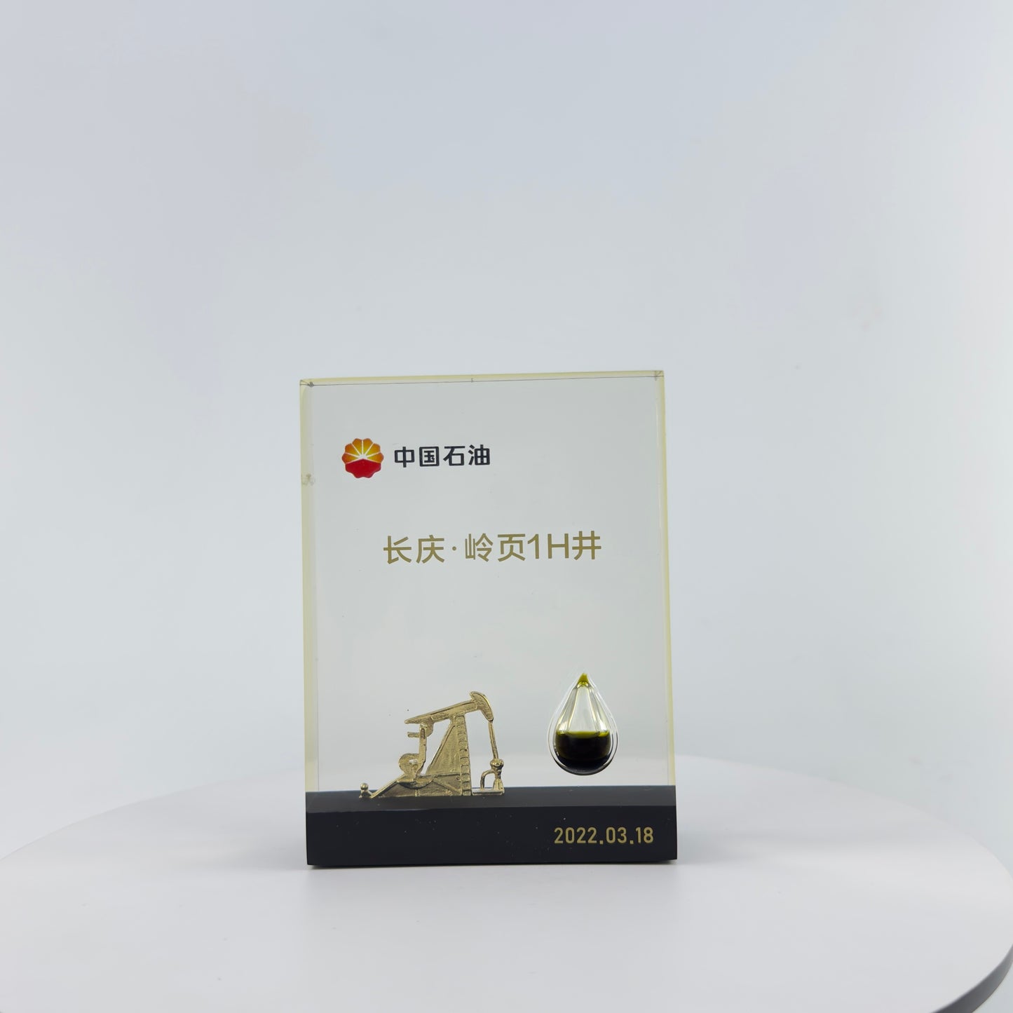 TRANSPARENT PAPER WEIGHT ENCAPSULATED WITH TEAR DROP OIL BOTTLE AND METAL OIL PUMPING MACHINE MODEL