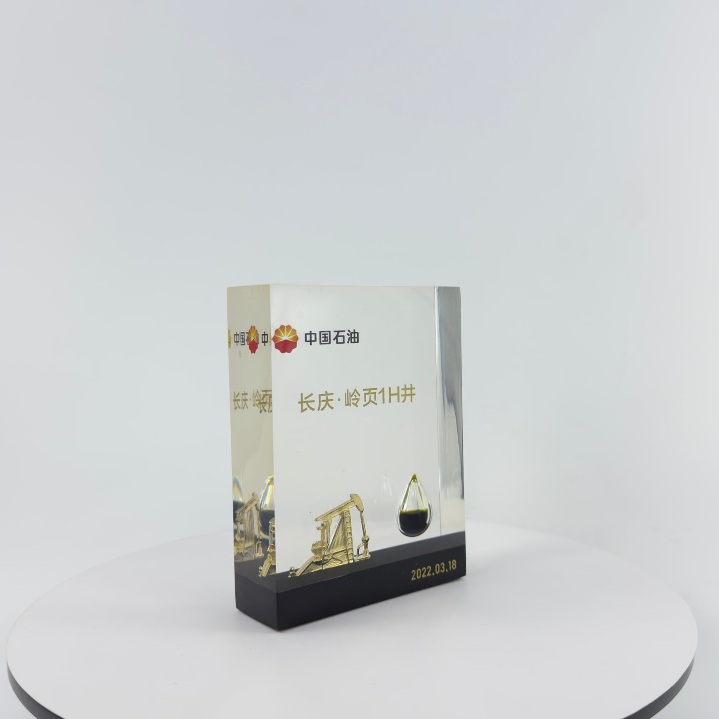 TRANSPARENT PAPER WEIGHT ENCAPSULATED WITH TEAR DROP OIL BOTTLE AND METAL OIL PUMPING MACHINE MODEL