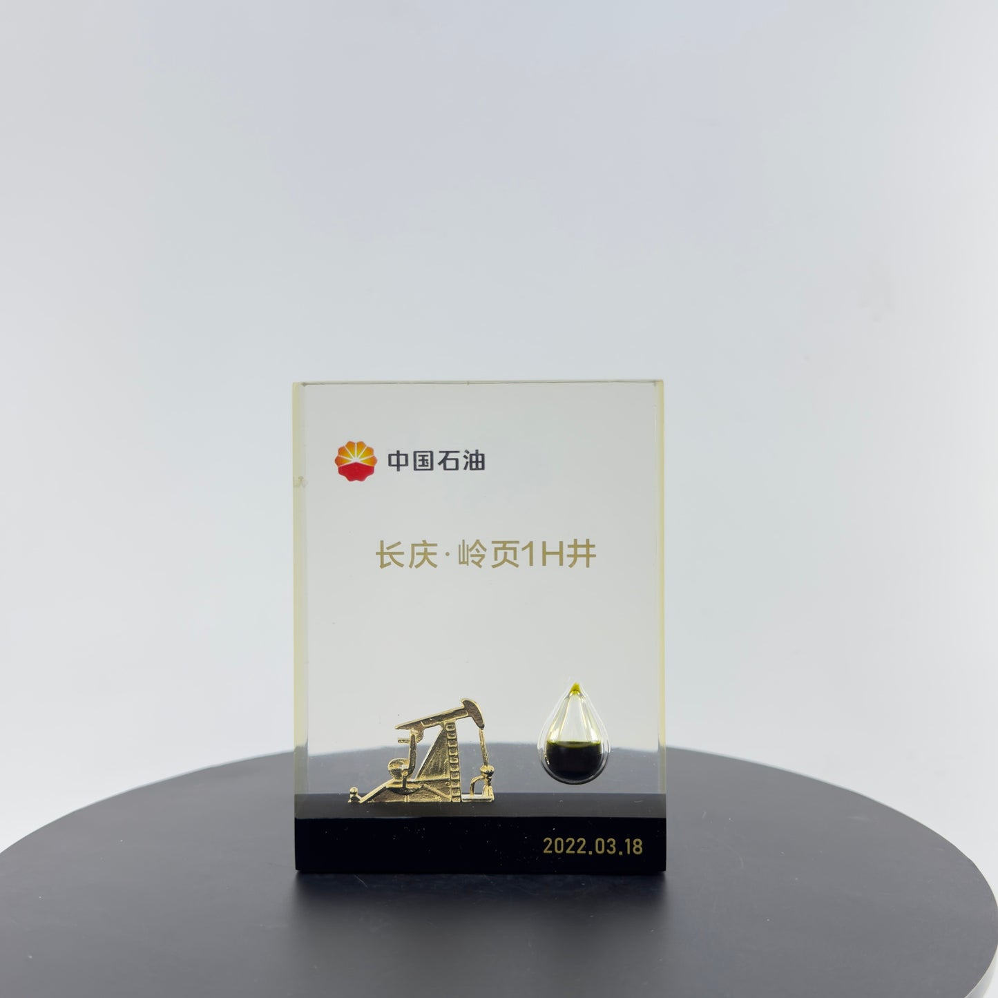 TRANSPARENT PAPER WEIGHT ENCAPSULATED WITH TEAR DROP OIL BOTTLE AND METAL OIL PUMPING MACHINE MODEL