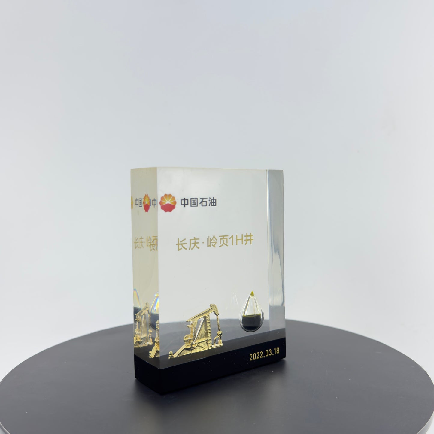 TRANSPARENT PAPER WEIGHT ENCAPSULATED WITH TEAR DROP OIL BOTTLE AND METAL OIL PUMPING MACHINE MODEL