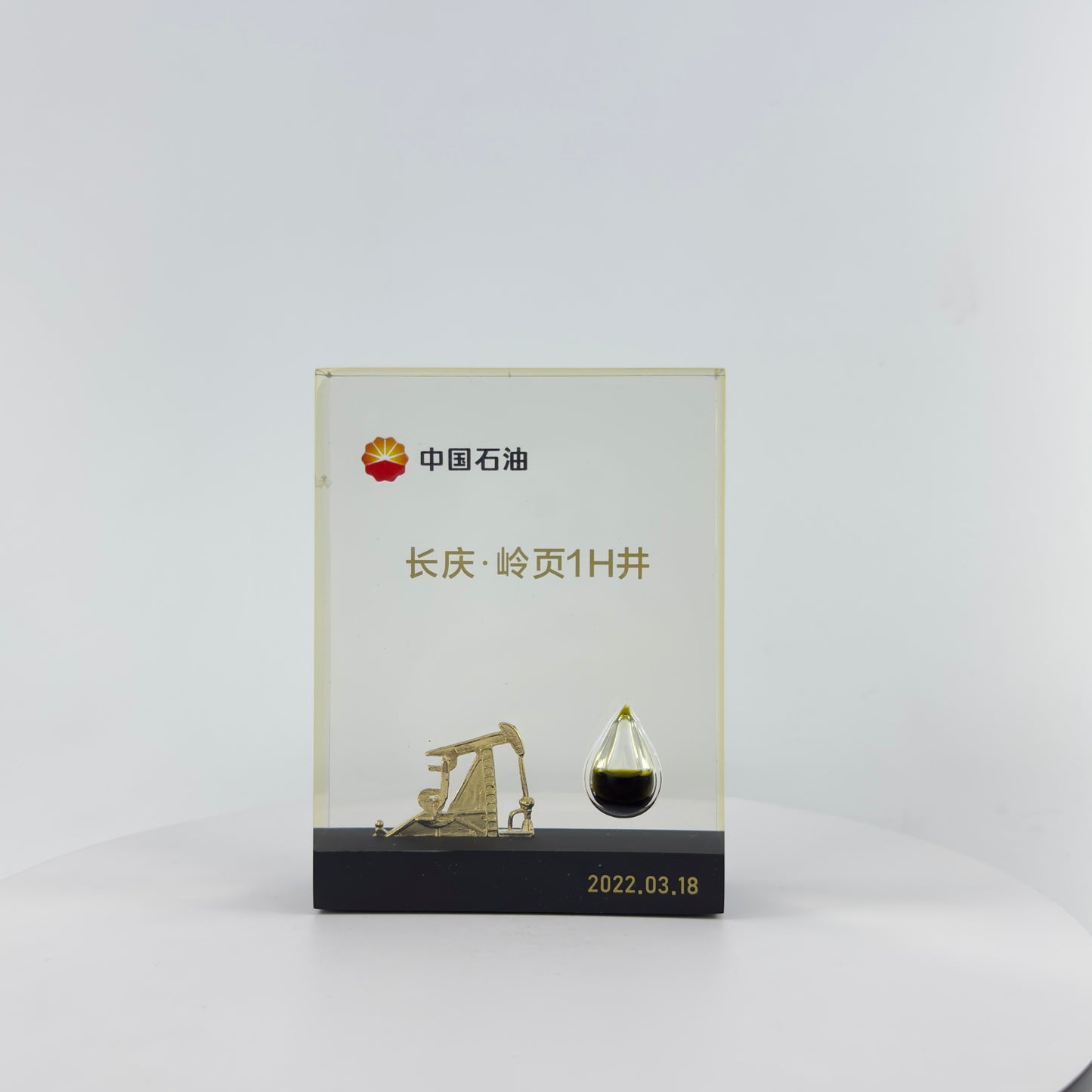 TRANSPARENT PAPER WEIGHT ENCAPSULATED WITH TEAR DROP OIL BOTTLE AND METAL OIL PUMPING MACHINE MODEL
