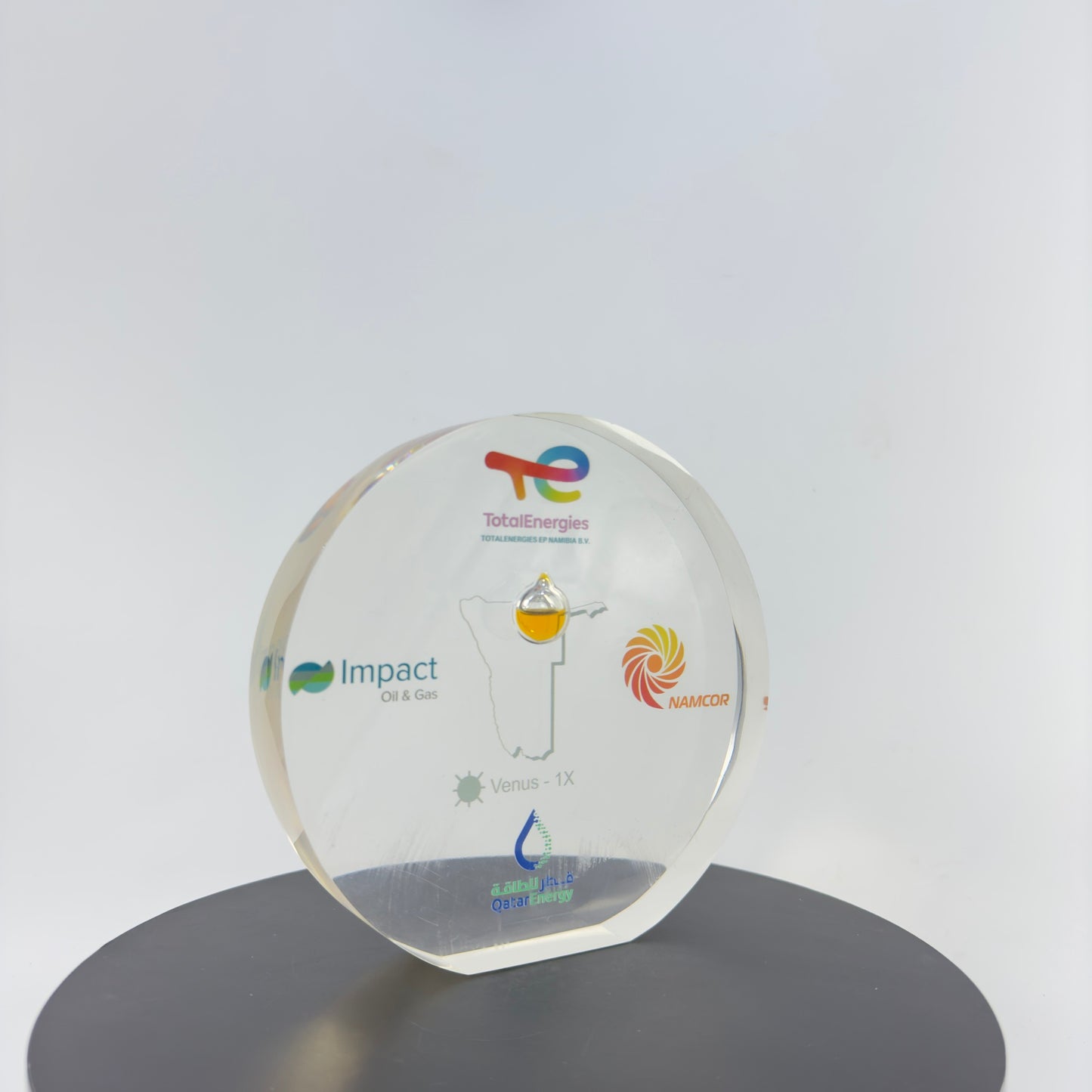 PAPER WEIGHT OIL DROP ENCAPSULATED INTO TRANSPARENT RESIN