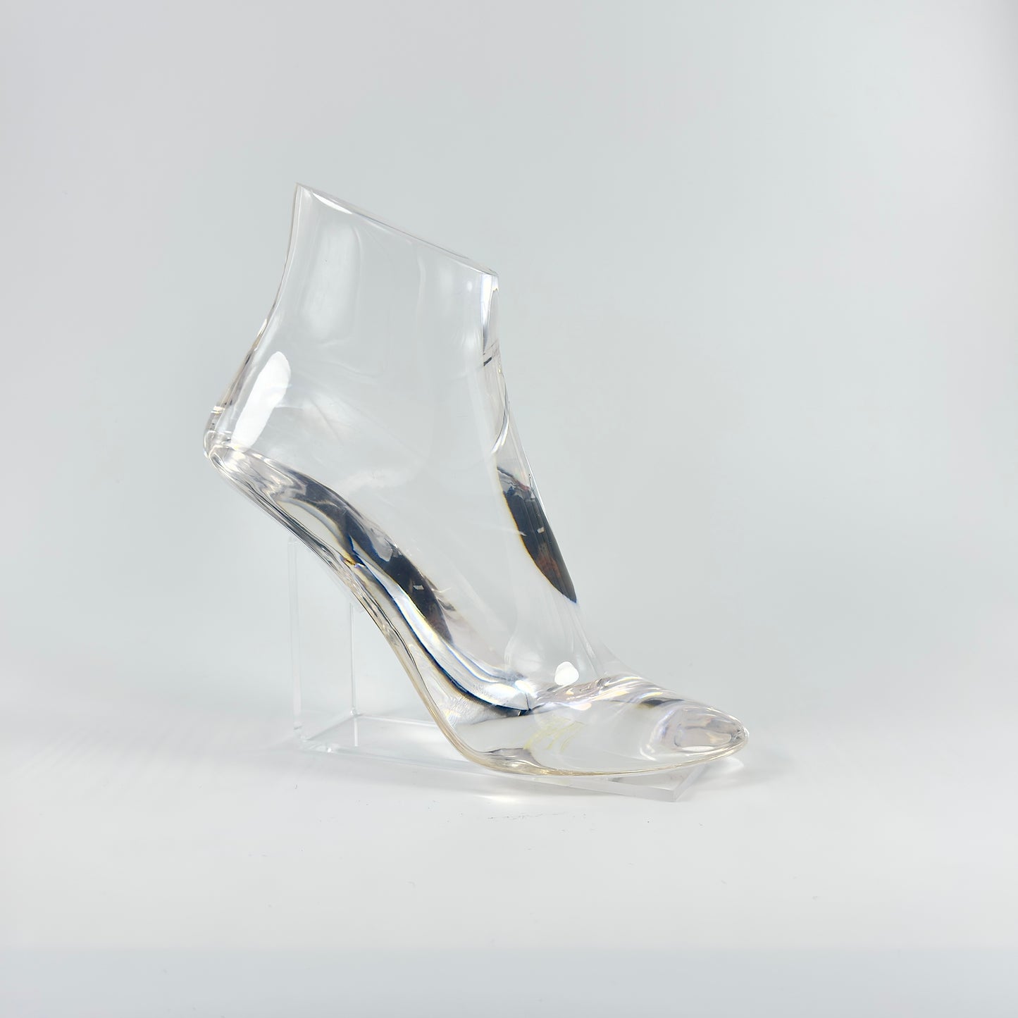 ACRYLIC FOOT MANNEQUIN.