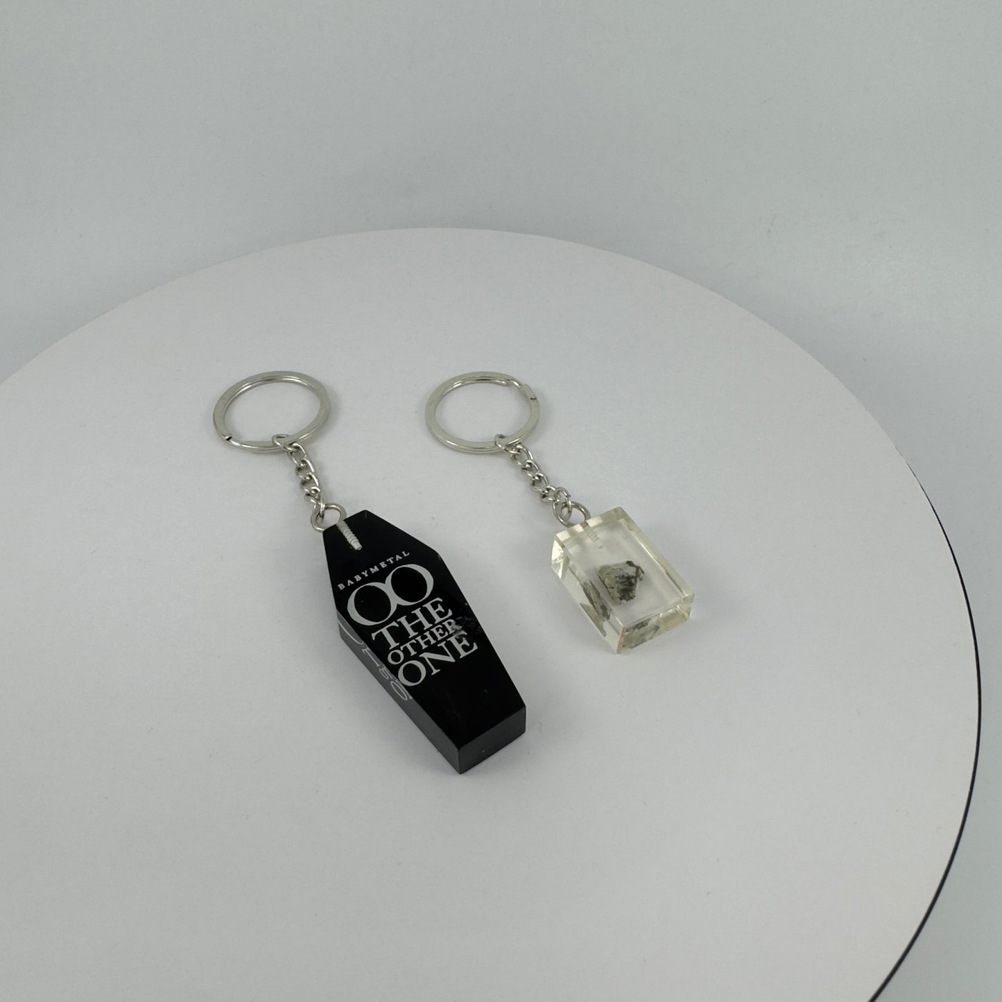 ENCAPSULATED TRANSPARENT RESIN KEY CHAIN